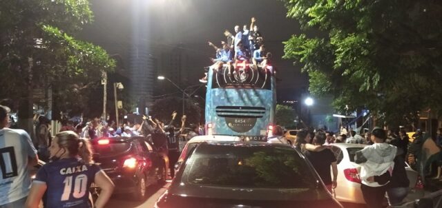 Torcida atravessa a madrugada para recepcionar o Tubarão