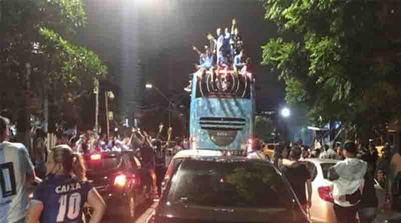 Torcida atravessa a madrugada para recepcionar o Tubarão
