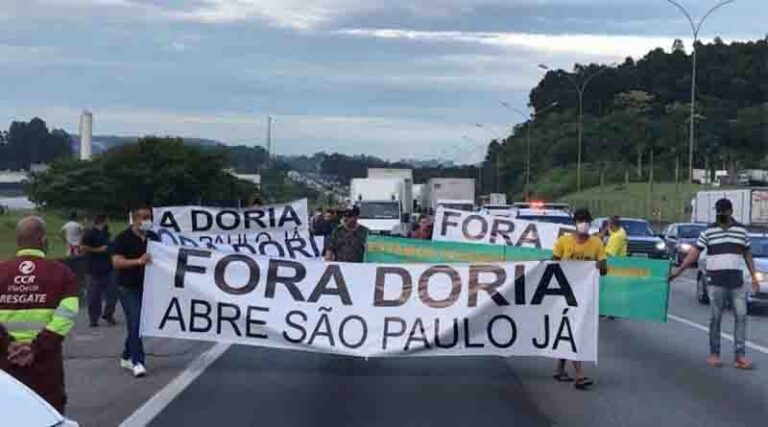 Caminhoneiros bloqueiam parte da Rodovia Castelo Branco