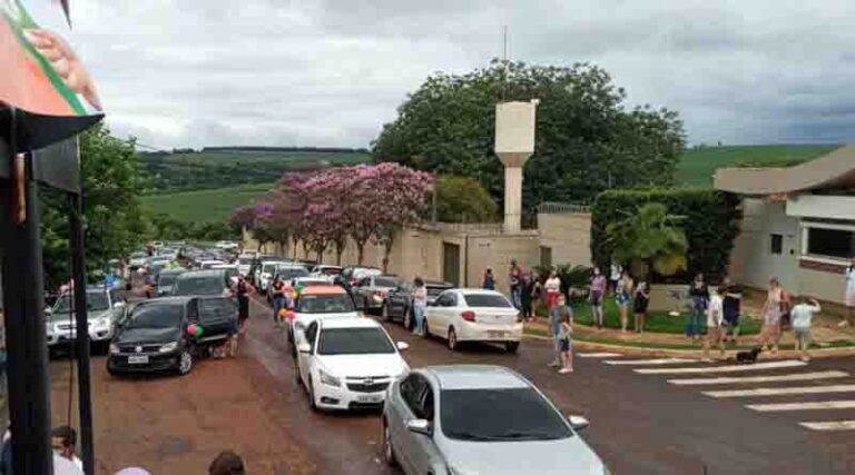 Pais de alunos protestam em frente a casa do prefeito Belinati