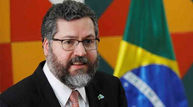 Chanceler Ernesto Araújo é chamado de marginal após ataque a senadora