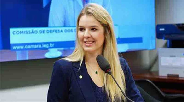 Deputada Luisa Canziani usa microfone sem fio em reunião do Ministério da Educação e vira alvo dos parças da direita