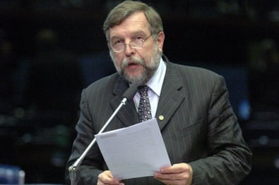 Qual a posição política do senador Flávio Arns?
