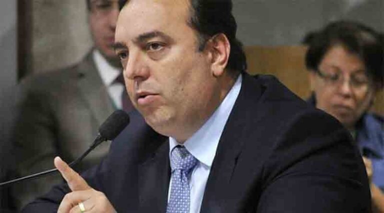 Francischini, cassado, quer ensinar marketing de guerrilha