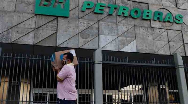 Pancada no bolso do consumidor. Petrobras aumenta 41 centavos o preço da gasolina