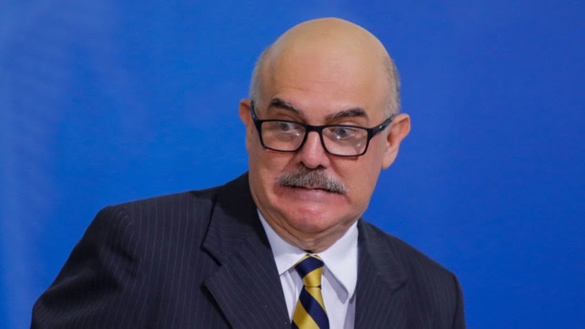 Com pressão até da bancada religiosa, Milton Ribeiro entregou o cargo a Bolsonaro