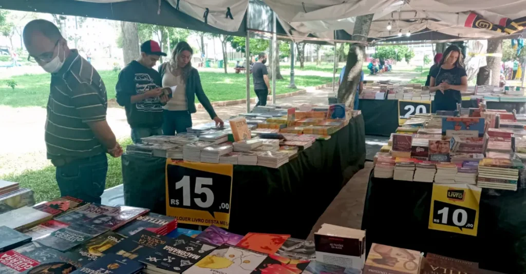 Feira do Livro na Praça da Bandeira