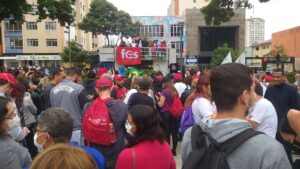 imagem destacada: Milhares de servidores protestam em Curitiba