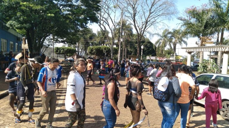Kaingangs de Tamarana fazem protesto na prefeitura