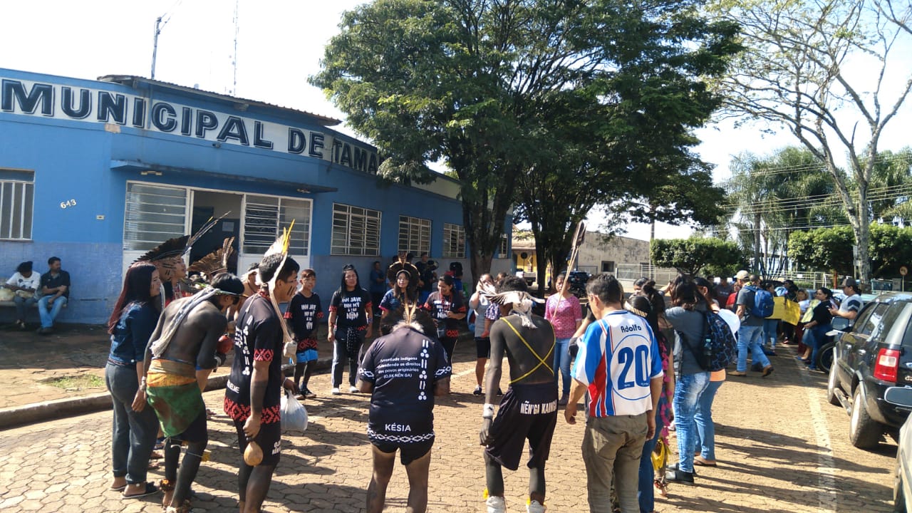 Kaingangs de Tamarana fazem protesto na prefeitura