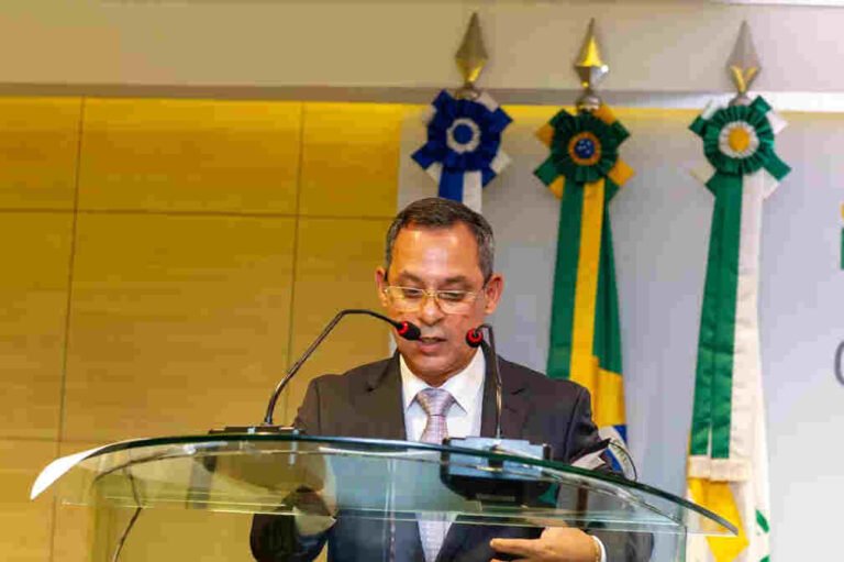 Pressionado, presidente da Petrobras pede demissão