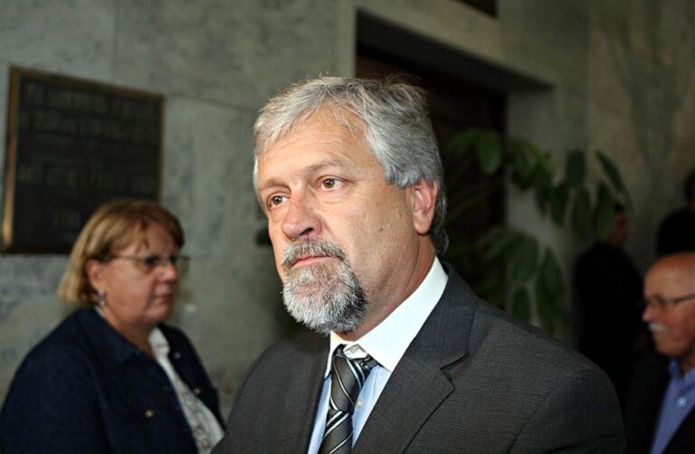Jorge Samek. Sumido, mas pode voltar às paradas de sucesso