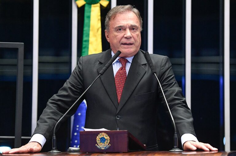 Alvaro Dias e o autoelogio. Assim, até eu