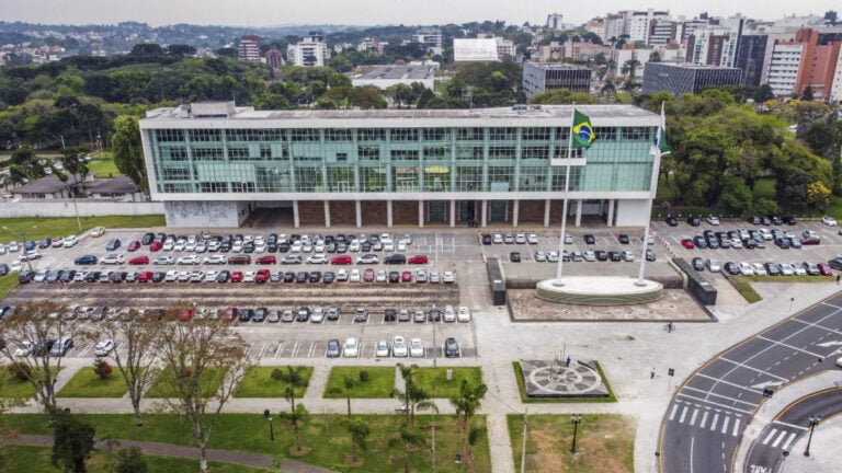 É um escândalo essa administração moderna e inovadora no Paraná