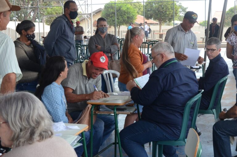 Incra entrega títulos de propriedade nos acampamentos Eli Vive 1 e Eli Vive 2