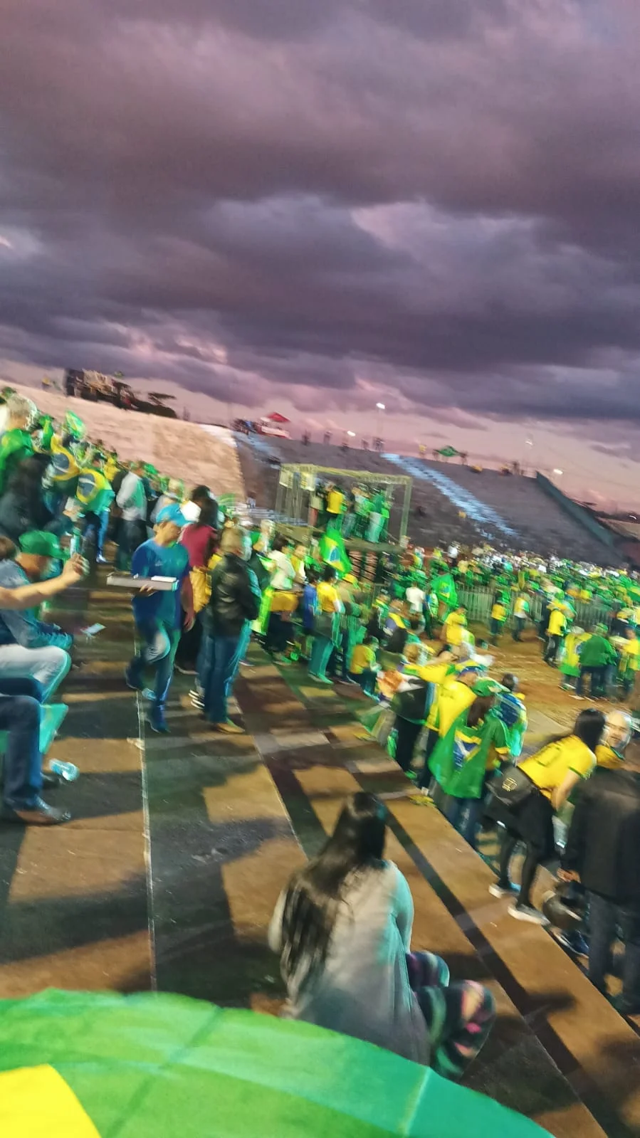 Bolsonaristas reclamaram da baixa presença de público no Parque Ney Braga para ouvir Bolsonaro e apoiadores