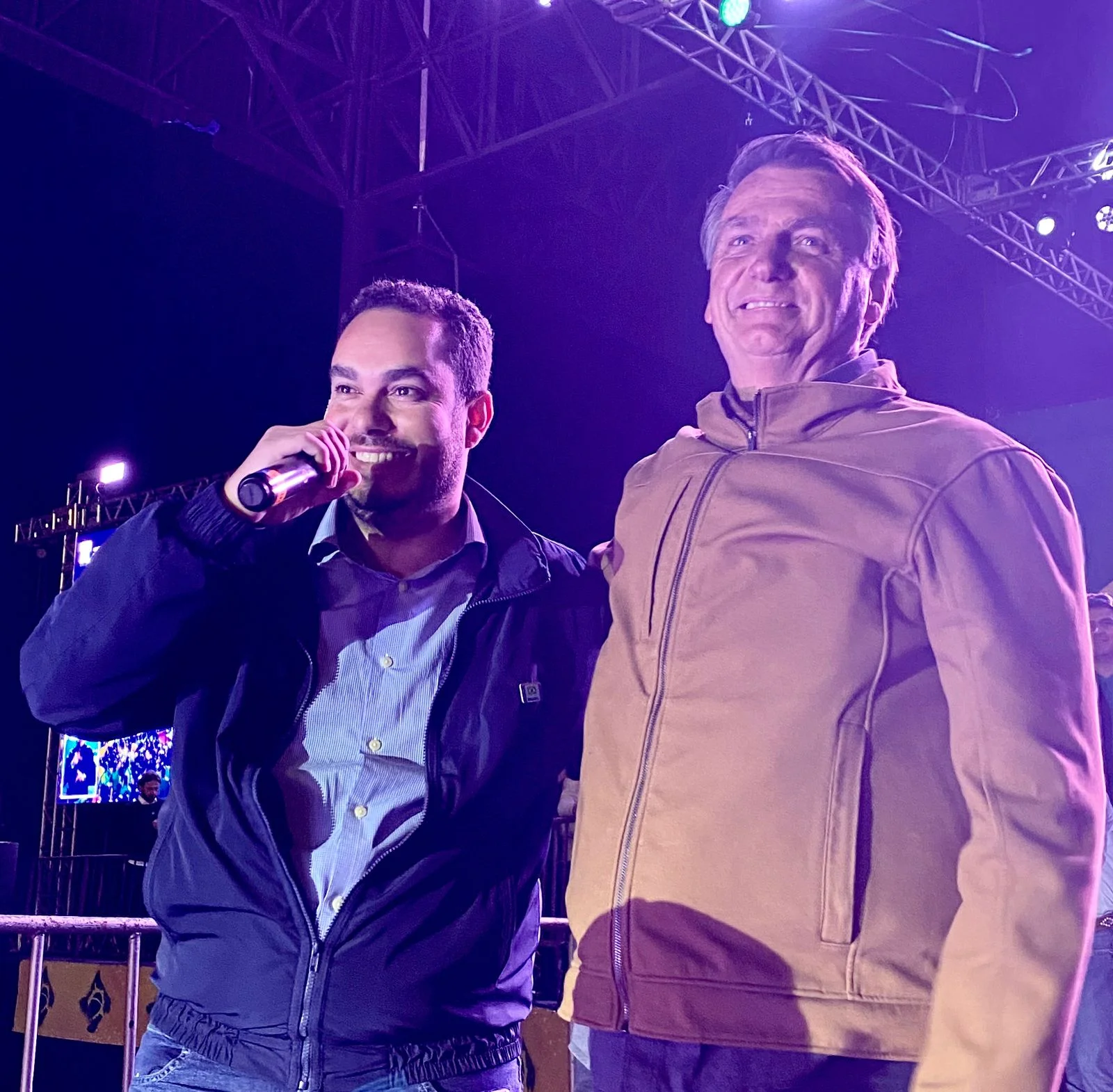 Bolsonaristas reclamaram da baixa presença de público no Parque Ney Braga para ouvir Bolsonaro e apoiadores