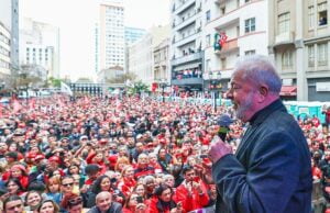 imagem destacada: Lula em Curitiba, desta vez em campanha eleitoral