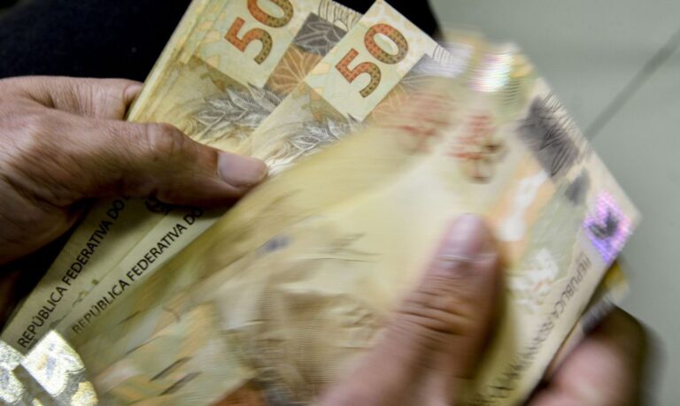 Governo prevê para 2023 salário mínimo de R$ 1.302