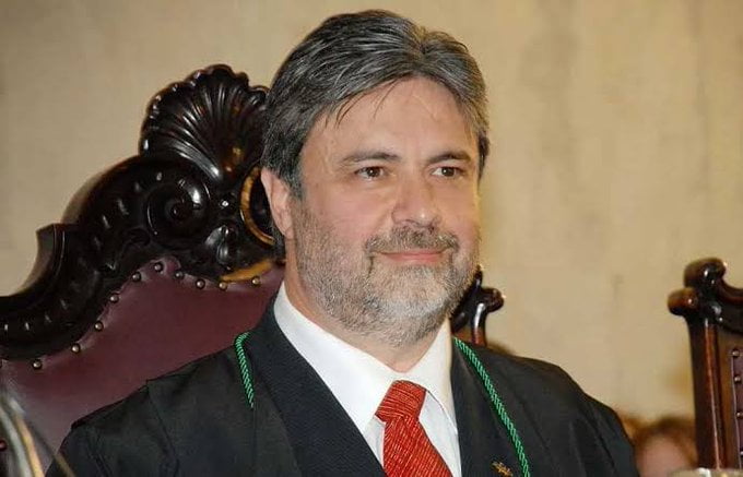 Requião e Requiões. Indicado por Roberto Requião, o irmão Mauricio Requião vai receber uma pacoteira de 15 milhões do Tribunal de Contas
