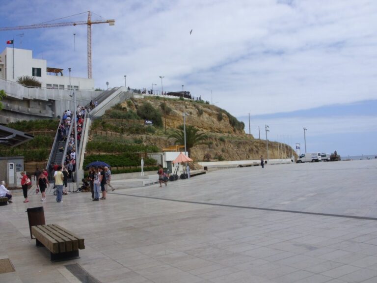 Escada rolante para chegar na praia de Matinhos