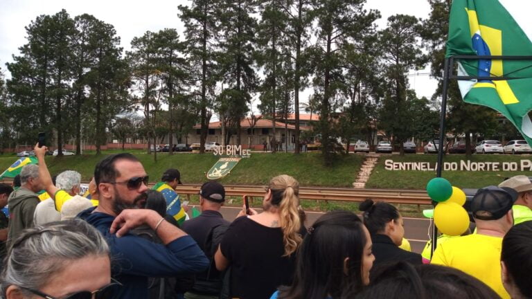 Em Londrina, milhares se reunem em frente ao Tiro de Guerra