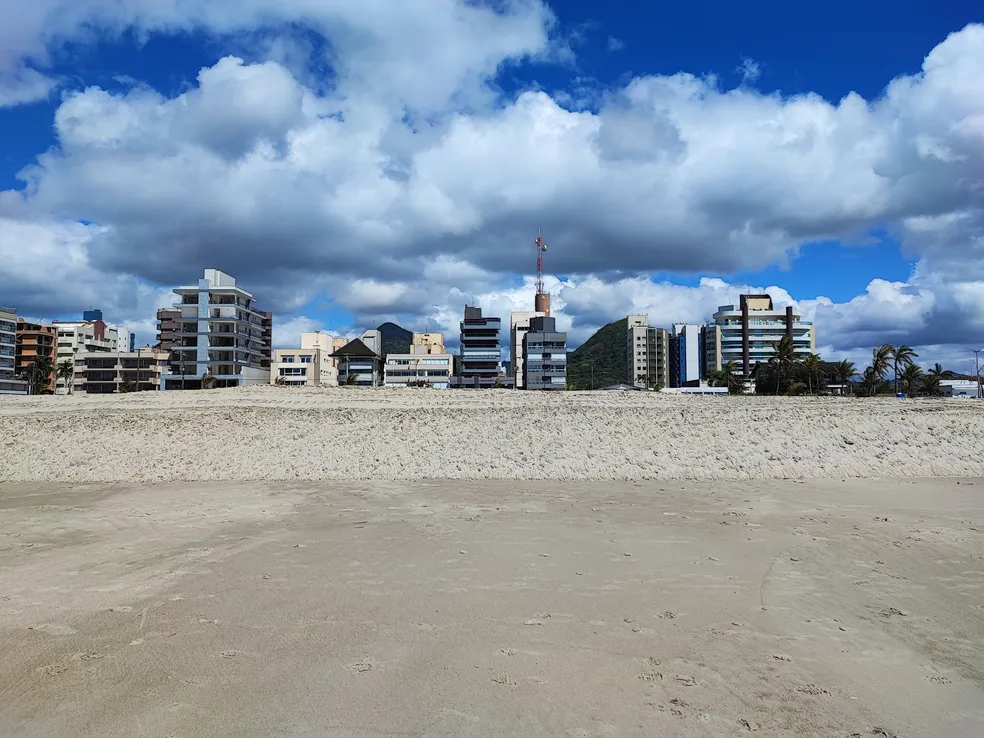 Depois da "engorda", praia de Matinhos emagrece