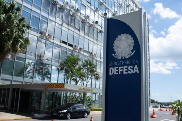 Tuiteiro sugere intervenção militar nas Forças Armadas