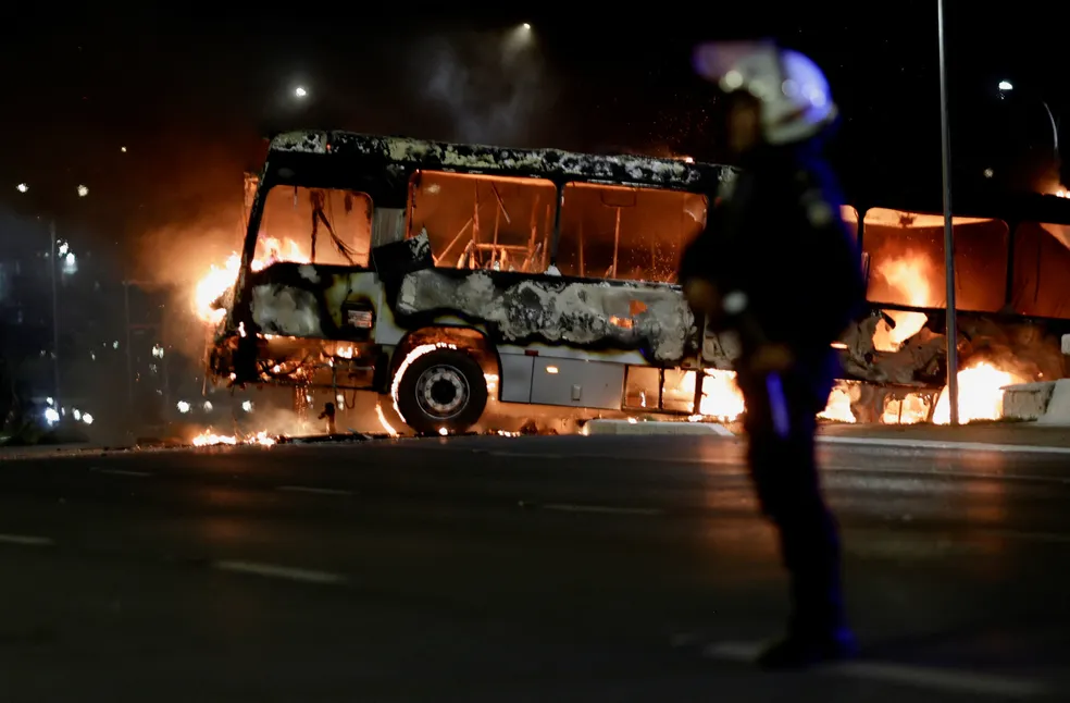 Bolsonaristas incendeiam ônibus, depredam veículos e tentam invadir delegacia da Polícia Federal