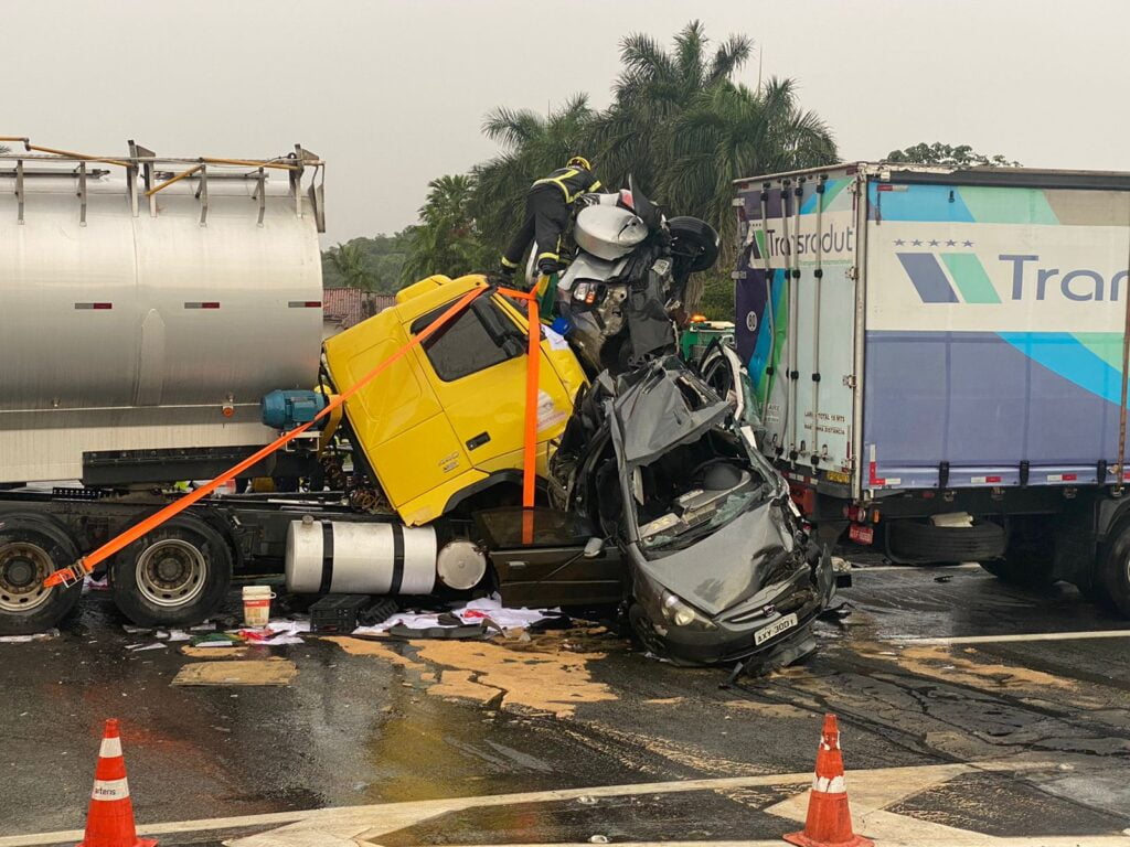 Acidente grave na 101, em Santa Catarina, descida para as praias
