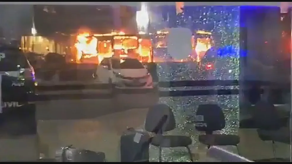 Bolsonaristas incendeiam ônibus, depredam veículos e tentam invadir delegacia da Polícia Federal
