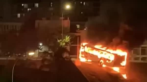 imagem destacada: Bolsonaristas incendeiam ônibus, depredam veículos e tentam invadir delegacia da Polícia Federal