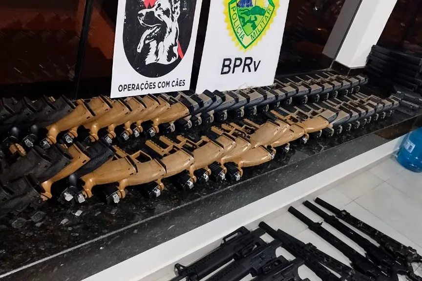 PM do Paraná apreende 160 armas em dois caminhões carregados de arroz