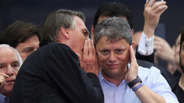 Veja na Live: Enquanto Flávio foge para os EUA, Tarcísio vai assumindo a liderança da Direita