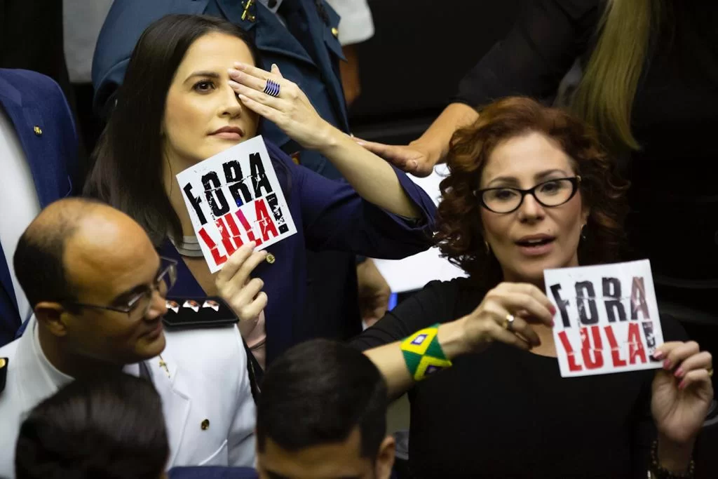 Eleitos pela direita protestam contra Lula