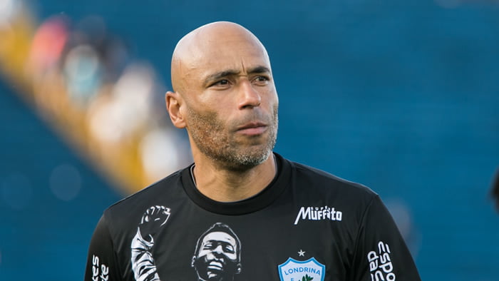 Edinho desiste de desistir