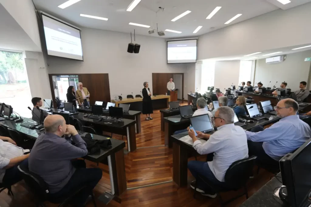 Curso de Ciências de Dados e Inteligência Artificial continua na gaveta do governador?
