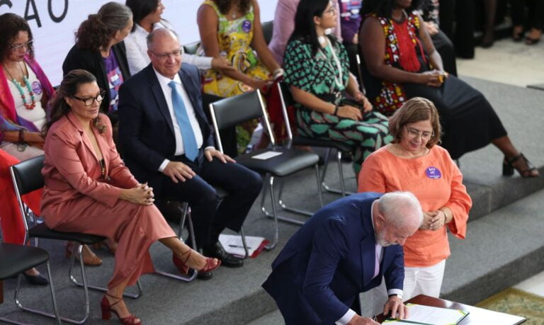 Empresas que descumprirem igualdade salarial entre homens e mulheres serão multadas