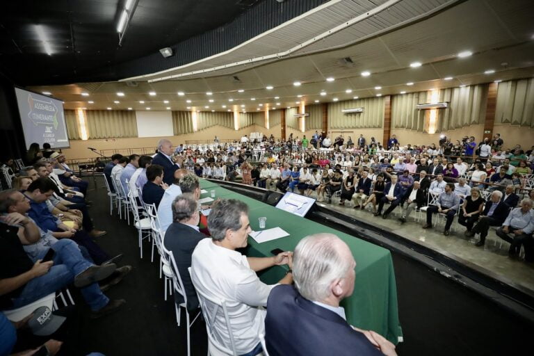 Deputados estaduais homenageiam personalidades de Londrina