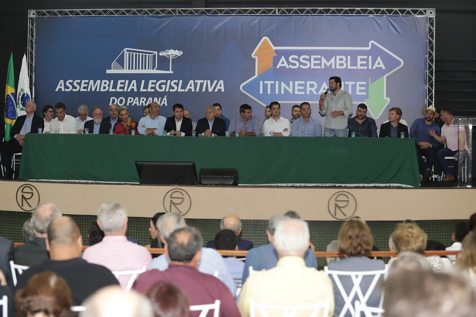 Deputados estaduais homenageiam personalidades de Londrina