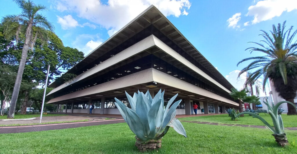 Justiça de Londrina indefere pedido de liminar sobre aumento salarial do vice-prefeito e dos secretários