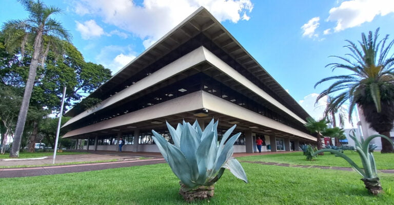 Justiça de Londrina indefere pedido de liminar sobre aumento salarial do vice-prefeito e dos secretários