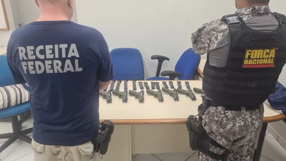 Mulher é presa na Ponte da Amizade com oito pistolas e 16 carregadores