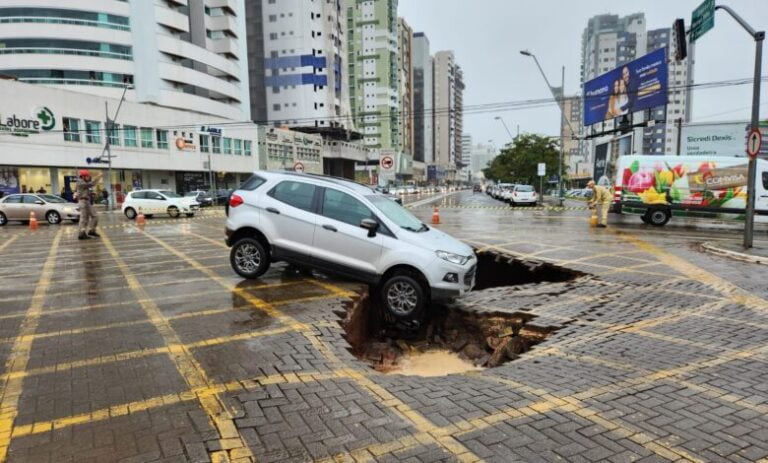 Calçamento cede e assusta motorista de Maringá