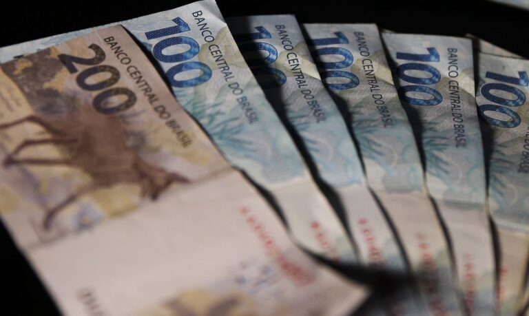Governo prevê reajuste do salário mínimo para 2024, mas sem aumento real