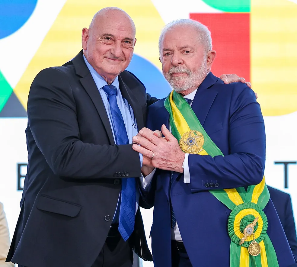 Demissão de general do GSI aquece a disputa pelas narrativas de direita e esquerda
