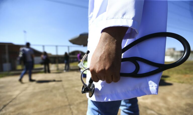 Mais médicos cria incentivos para fixar profissionais nas regiões