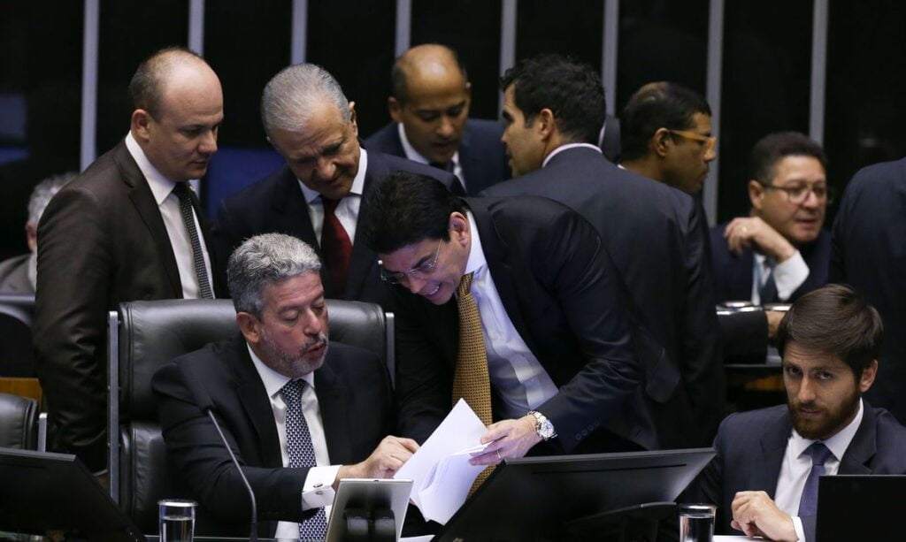 Deputados aprovam texto-básico do novo marco fiscal