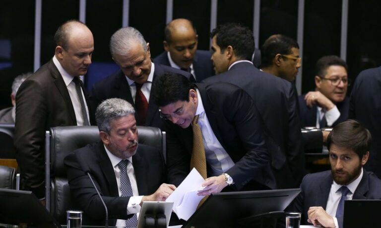 Deputados aprovam texto-básico do novo marco fiscal