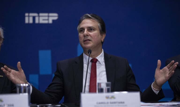 Apenas 56,4% dos alunos do 2º ano não estão alfabetizados, afirma o MEC